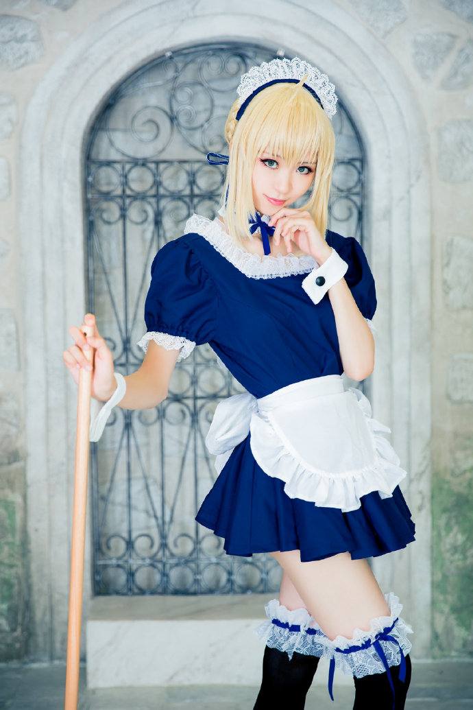 Gemischtrassiger Jungfrau Cosplay Oral